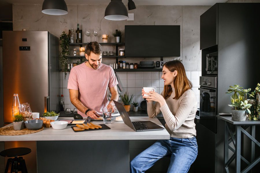 Couple qui prépare le repas dans la cuisine